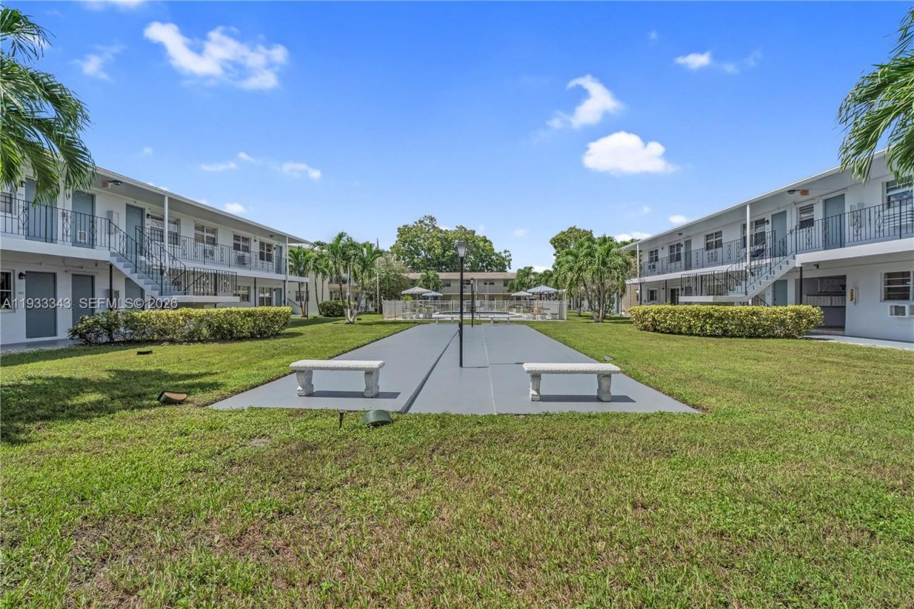 7401 Pines Blvd, Unit 221, Pembroke Pines, FL 33024 Photo