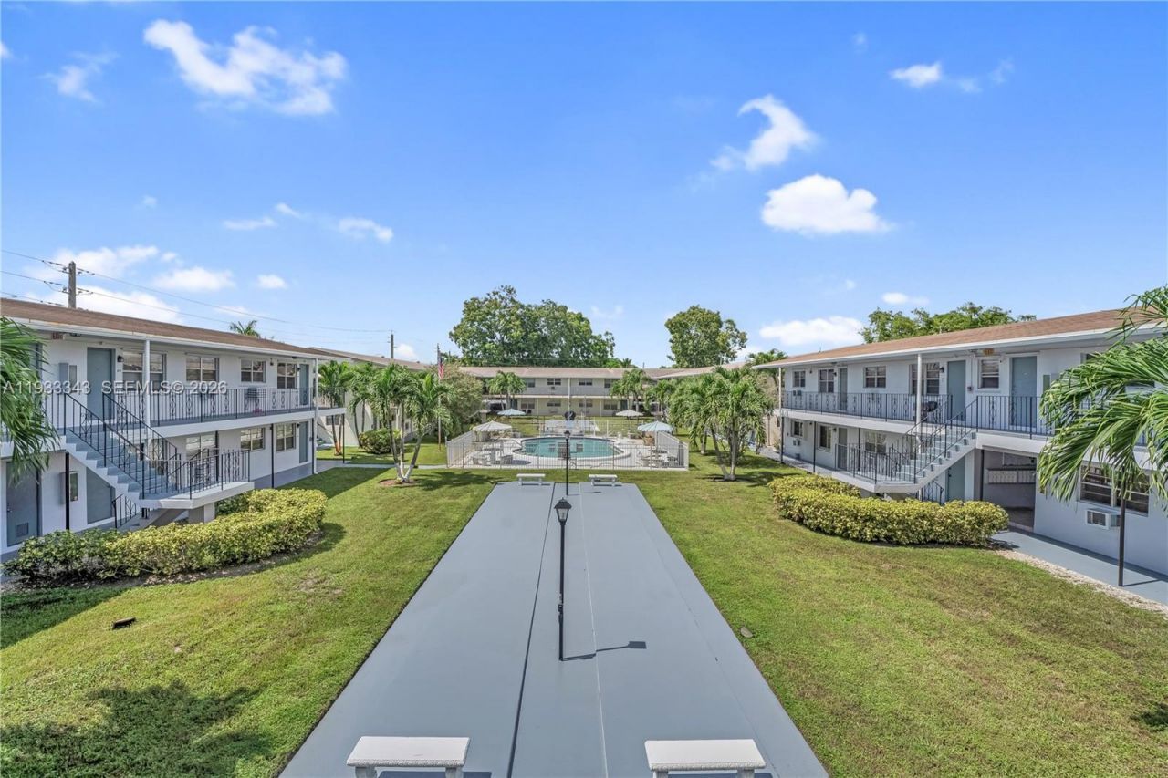 7401 Pines Blvd, Unit 221, Pembroke Pines, FL 33024 Photo