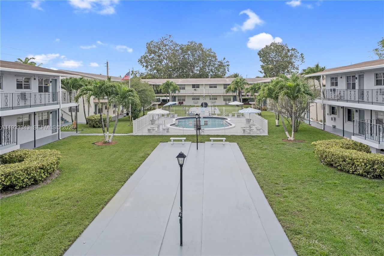 7401 Pines Blvd, Unit 221, Pembroke Pines, FL 33024 Photo