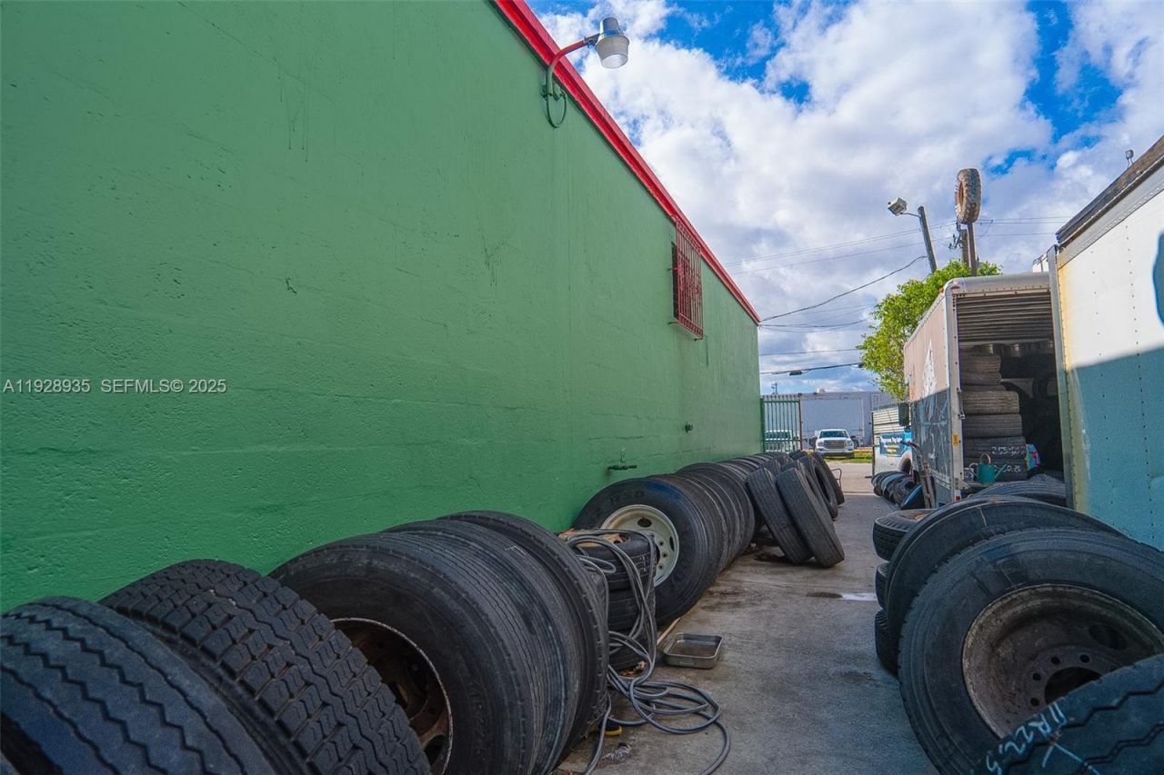 5201 NW 36th Ave, Miami, FL 33142 Photo