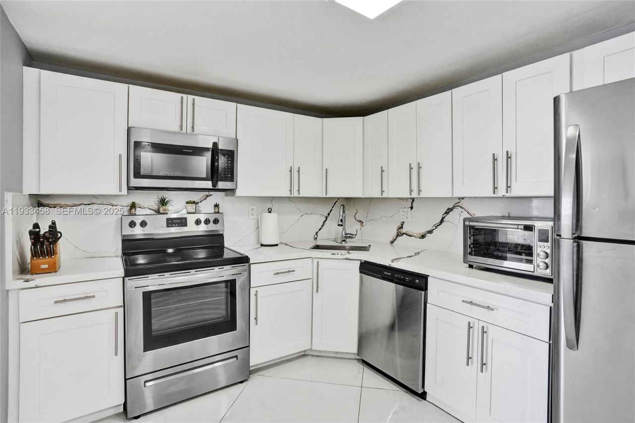 2750 NE 183rd St, Unit 2412, Aventura, FL 33160 Photo