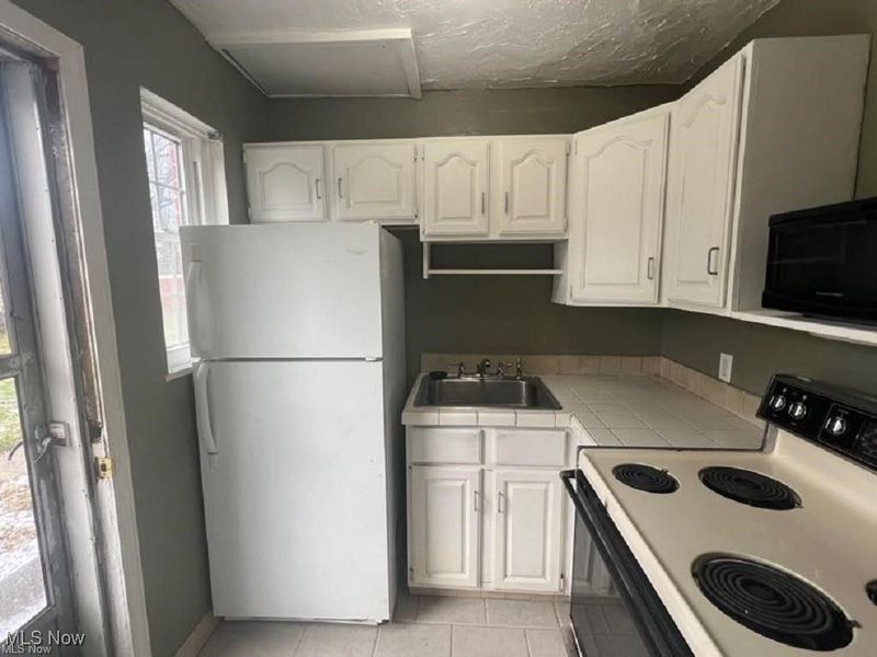 421 Kenwood Drive, Unit G, Euclid, OH 44123 Photo 5