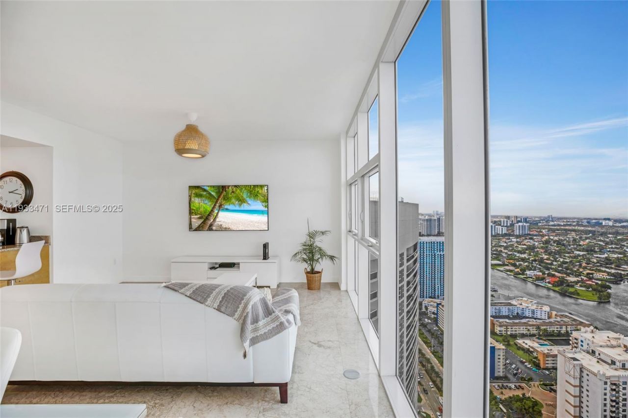 1830 S Ocean Dr, Unit 4707, Hallandale Beach, FL 33009 Photo