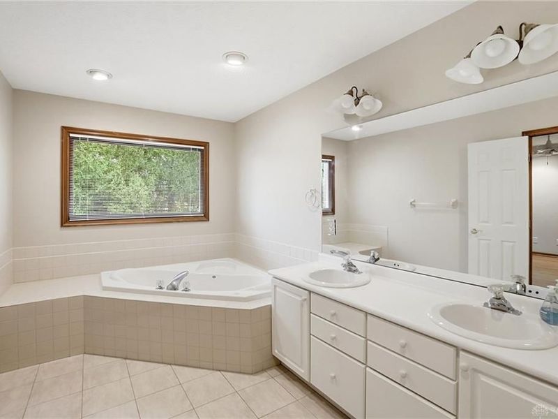 4254 Sarahs Way, Sugarcreek Township, OH 45440 Photo 22