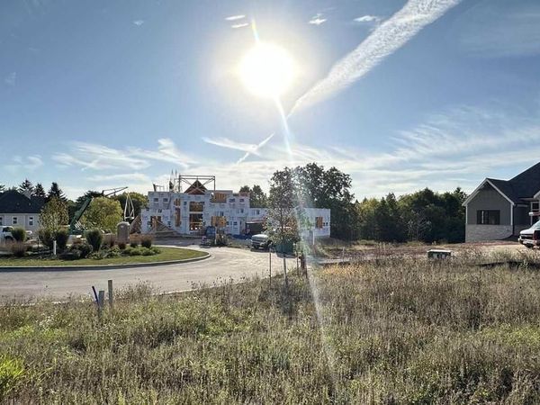 3760 W CLUB CIRCLE, Mequon, WI 53092