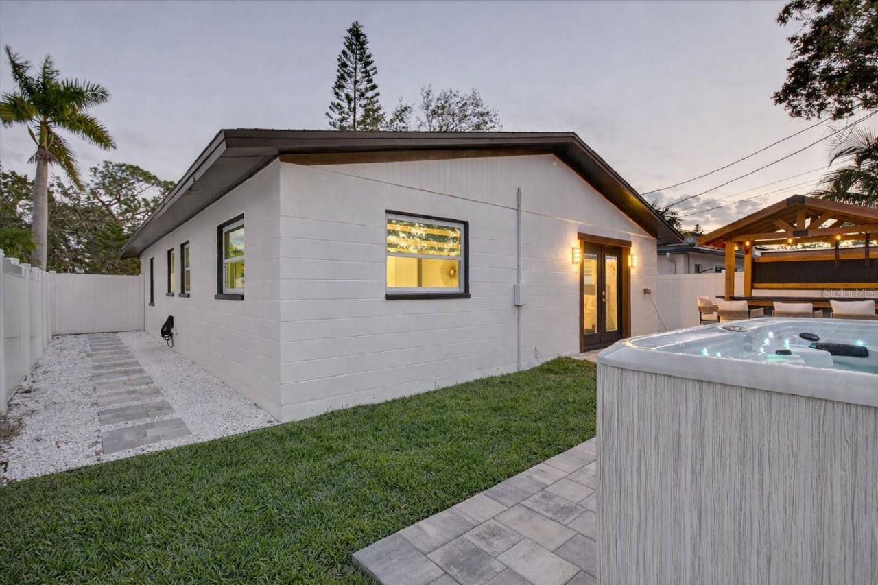 1927 Shore Acres Boulevard Ne, Saint Petersburg, FL 33703 Photo