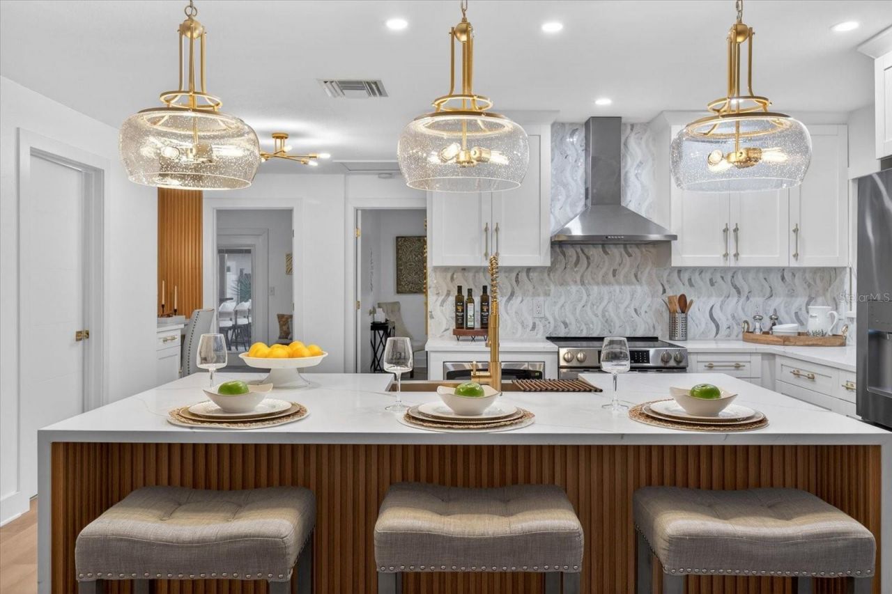 1927 Shore Acres Boulevard Ne, Saint Petersburg, FL 33703 Photo