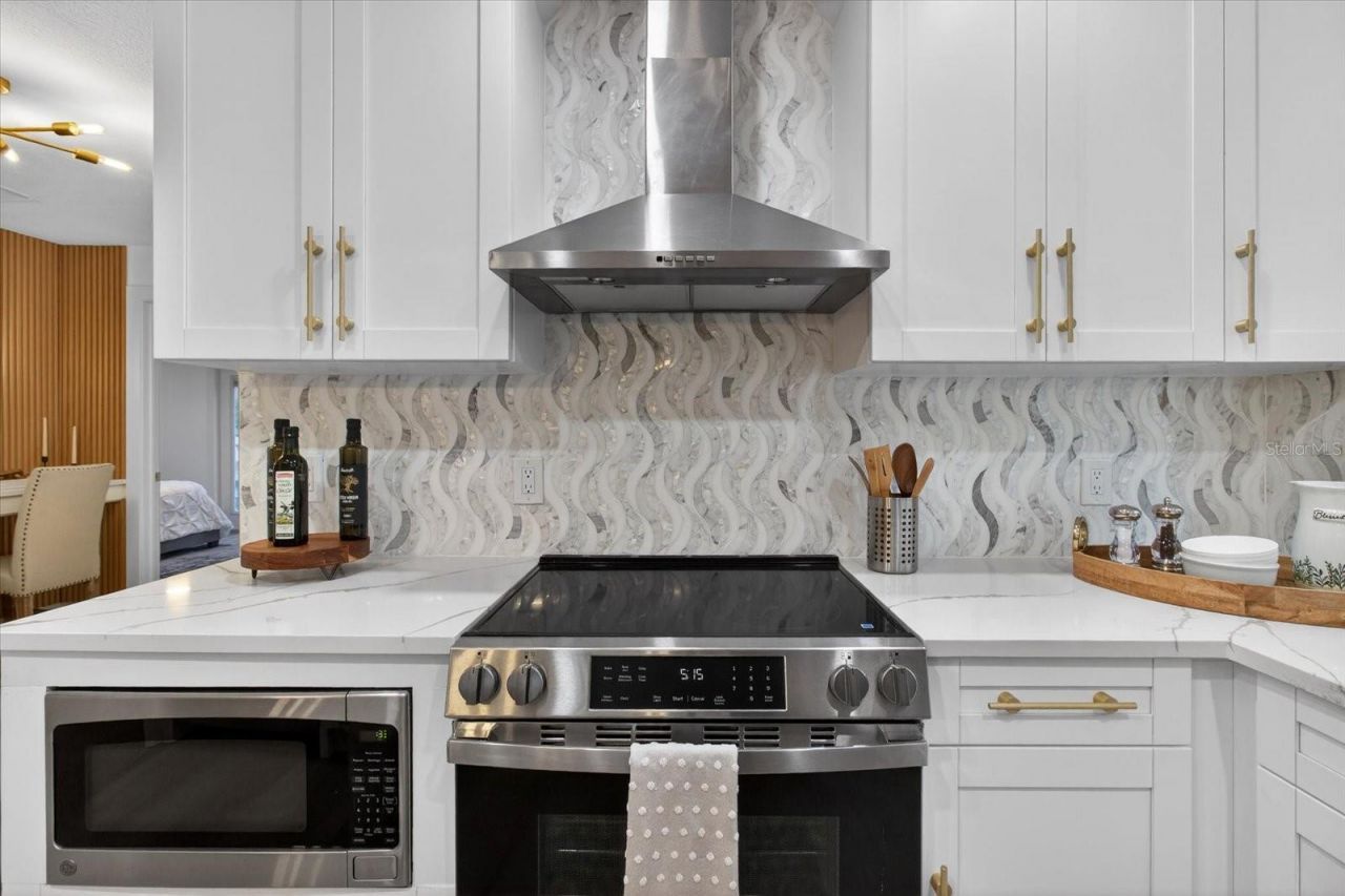 1927 Shore Acres Boulevard Ne, Saint Petersburg, FL 33703 Photo