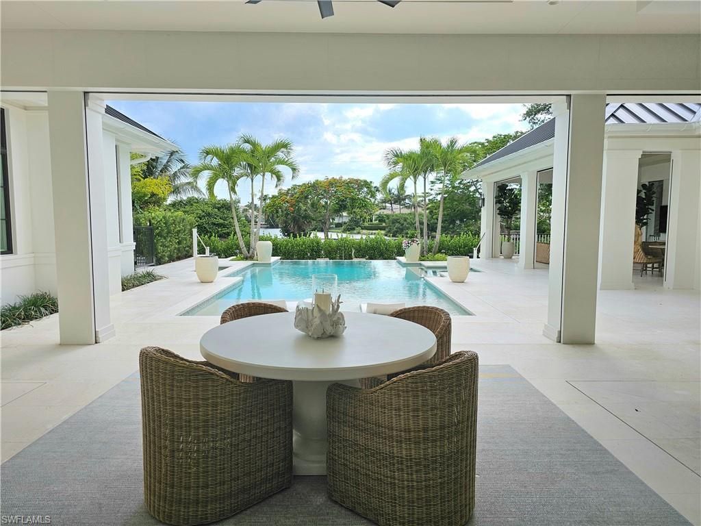637 Palm Cir W, Naples, FL 34102 Photo