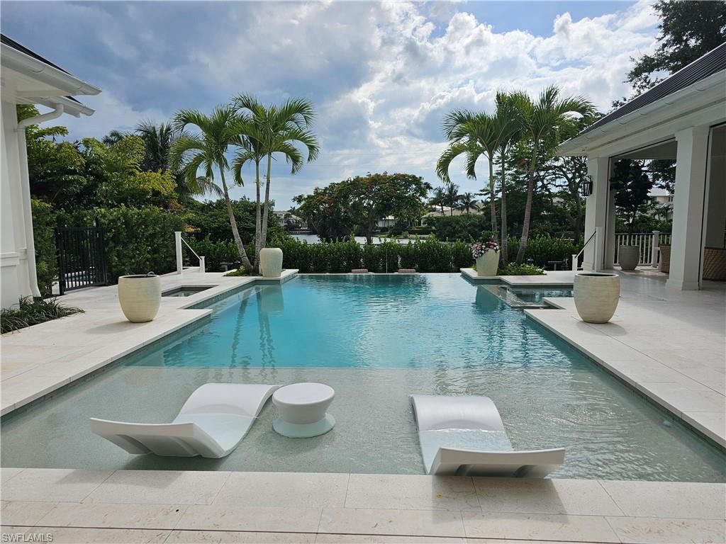 637 Palm Cir W, Naples, FL 34102 Photo
