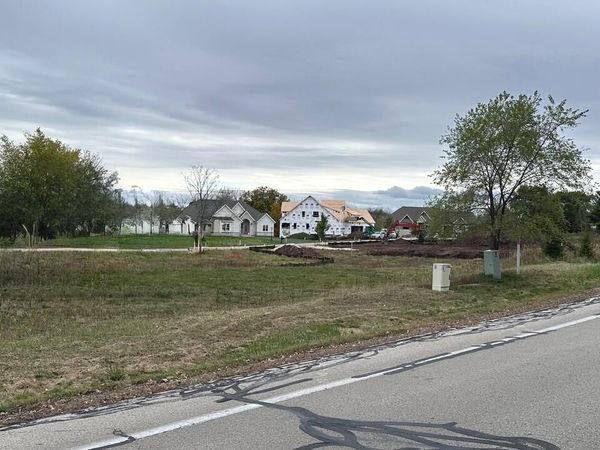 3620 W CLUB CIRCLE, Mequon, WI 53092