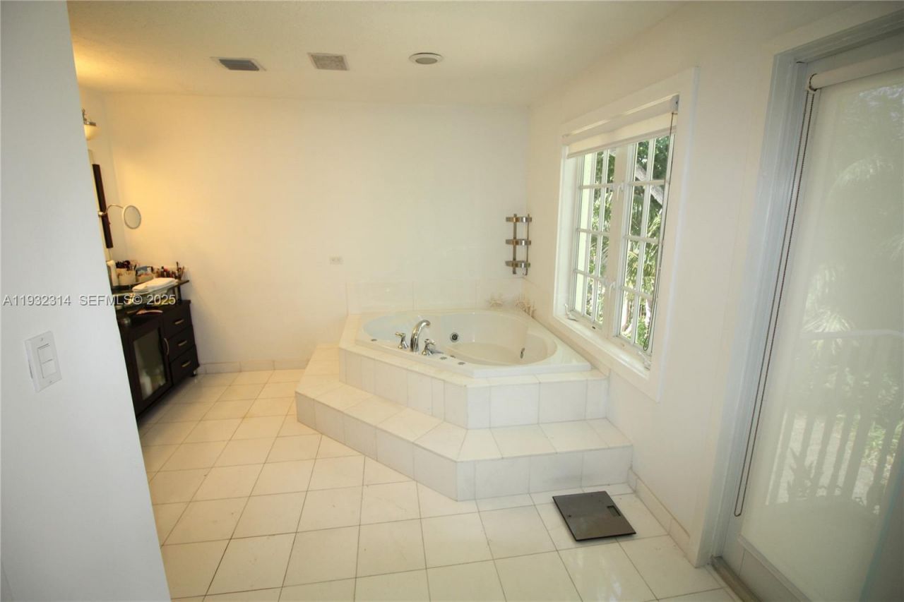 6750 Granada Blvd , Coral Gables, FL 33146 Photo