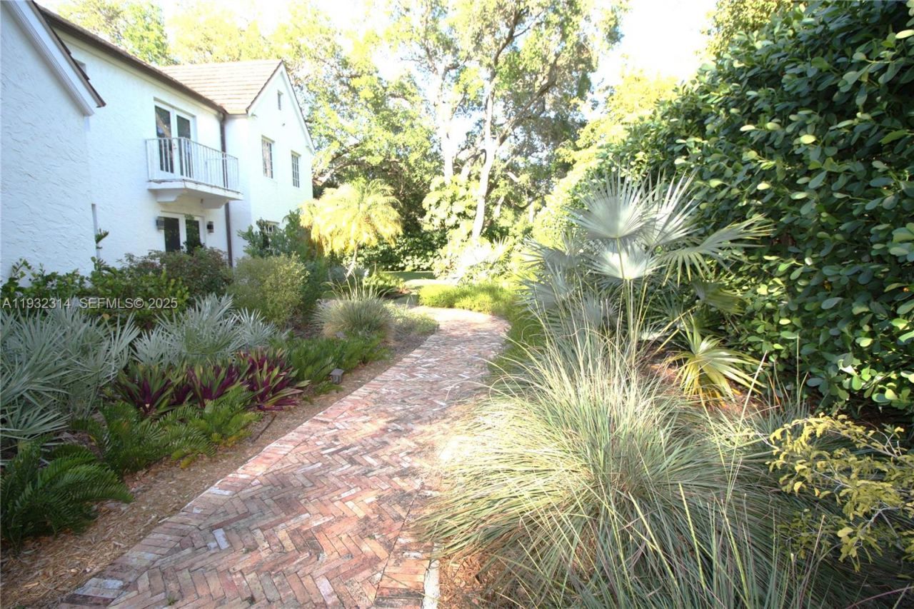 6750 Granada Blvd , Coral Gables, FL 33146 Photo