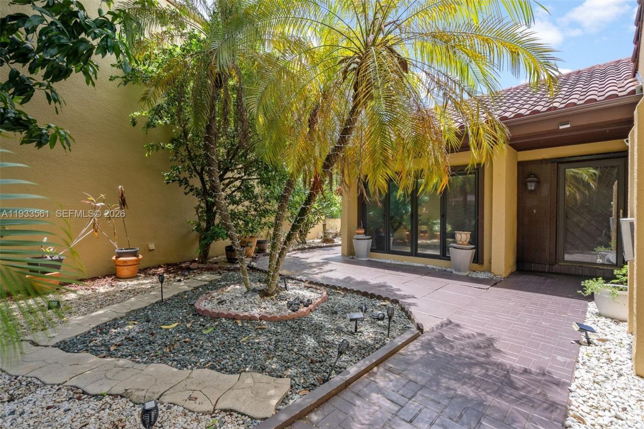 1030 NE 202nd Ter, Miami, FL 33179 Photo