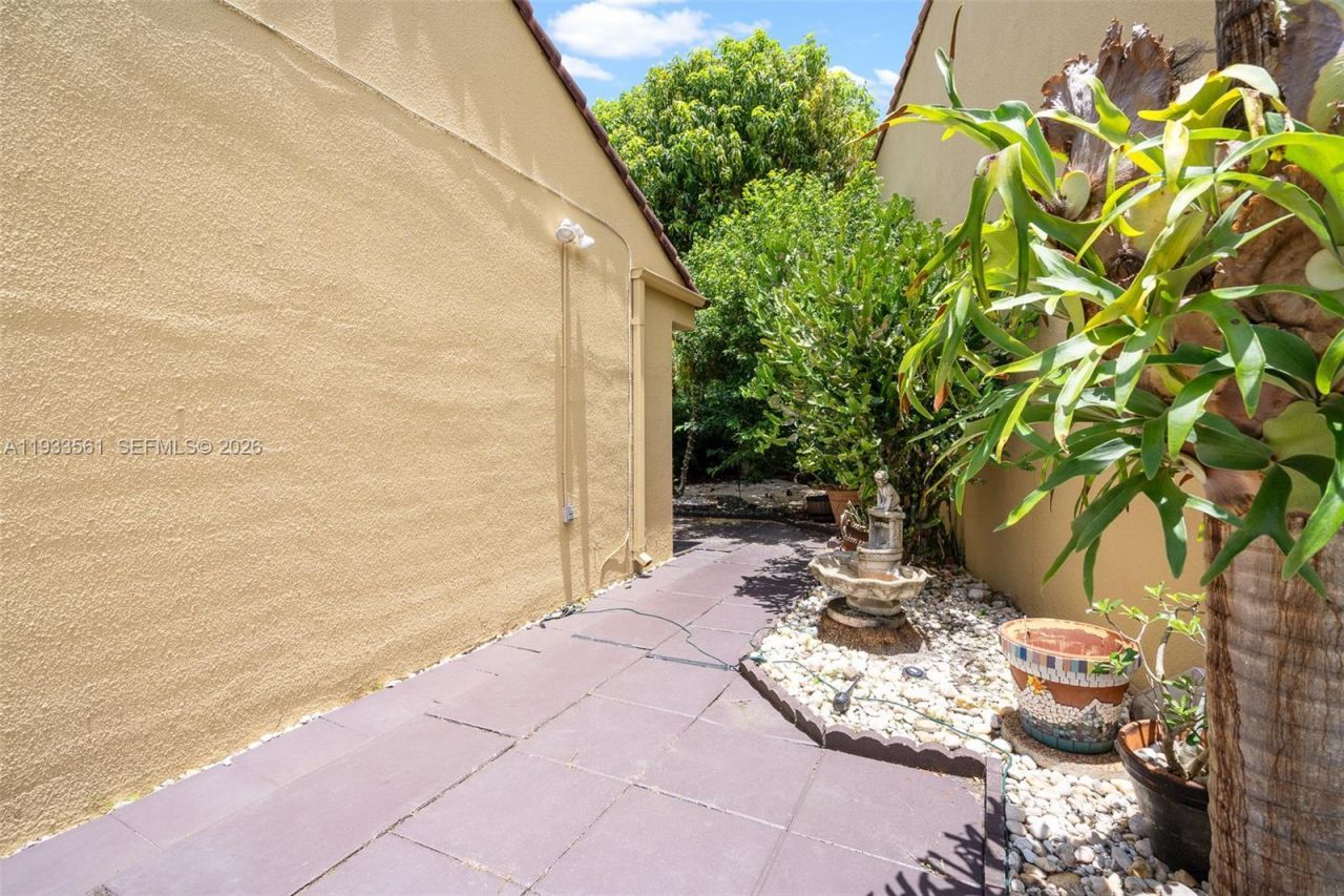 1030 NE 202nd Ter, Miami, FL 33179 Photo