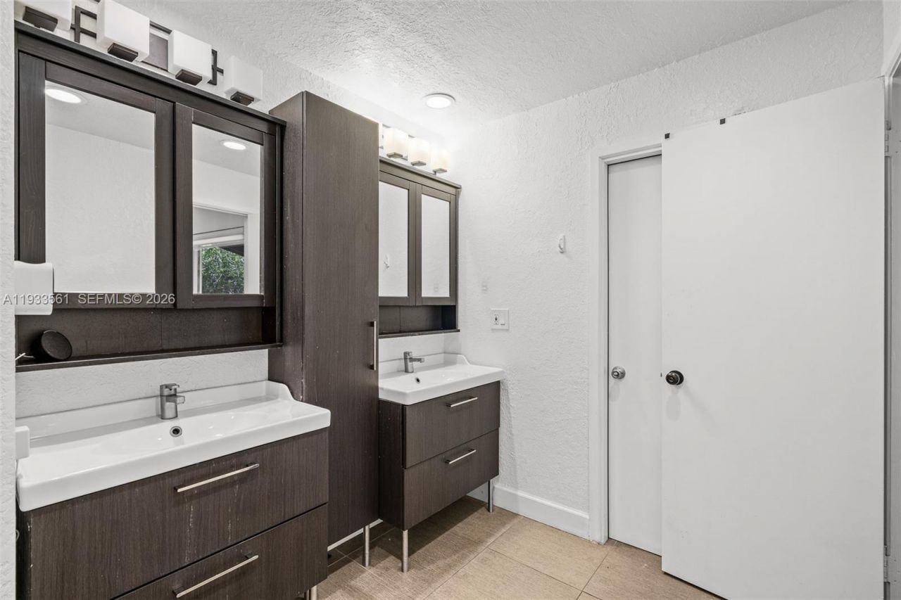 1030 NE 202nd Ter, Miami, FL 33179 Photo