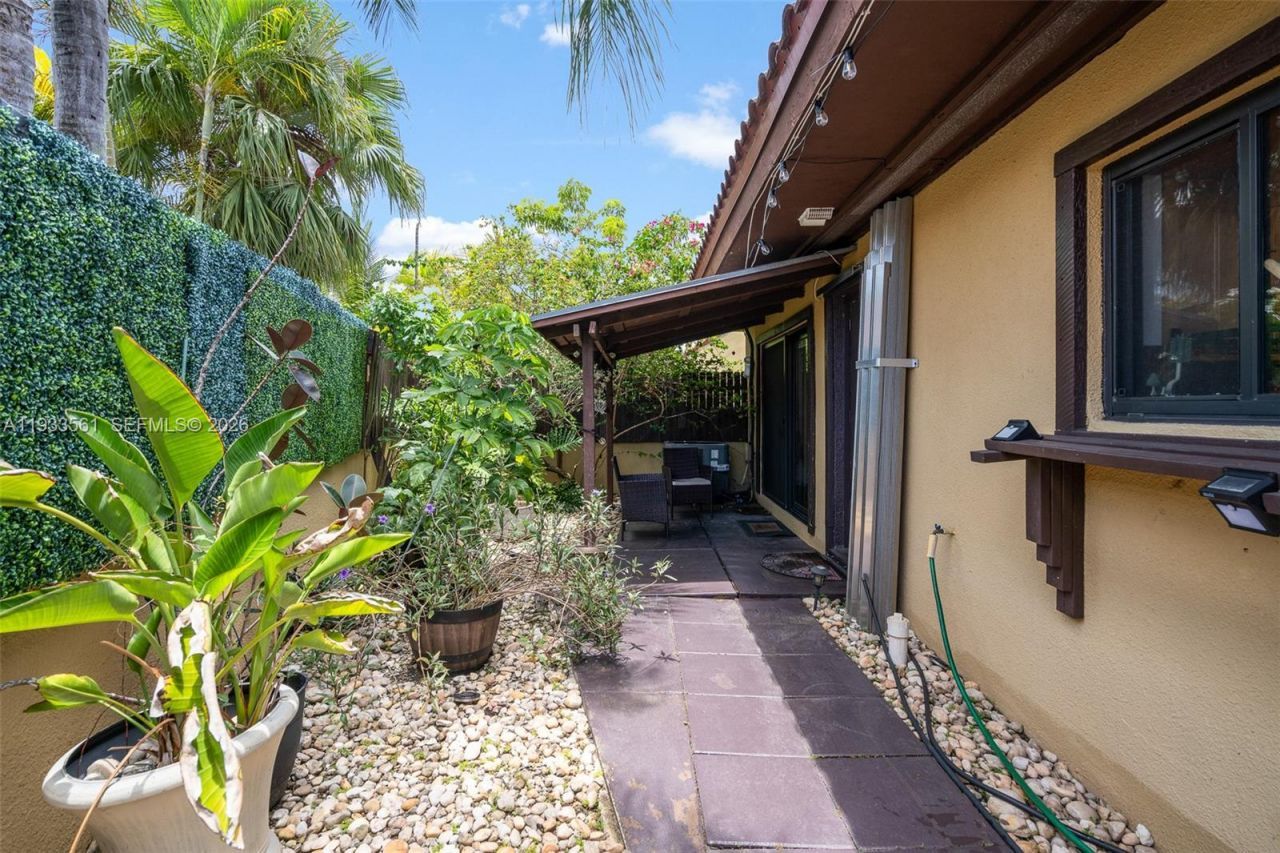 1030 NE 202nd Ter, Miami, FL 33179 Photo