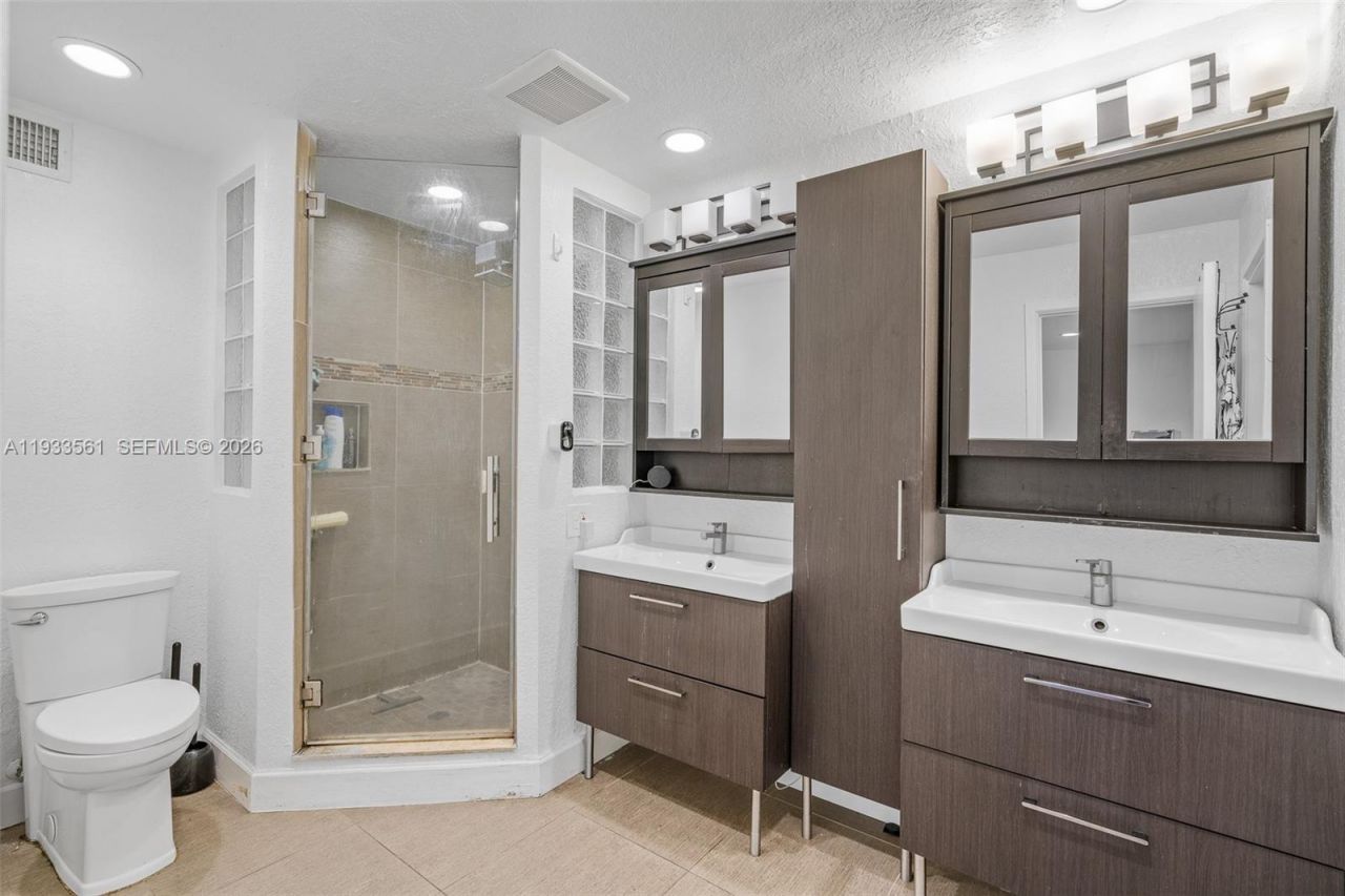 1030 NE 202nd Ter, Miami, FL 33179 Photo