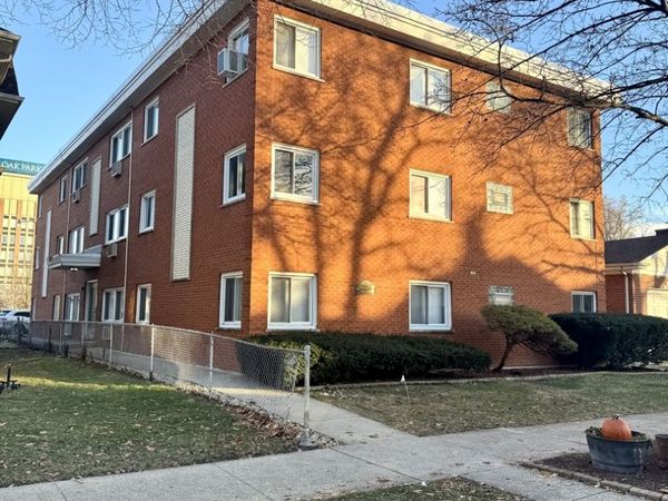 424 Elgin Avenue, Unit 8, Forest Park, IL 60130