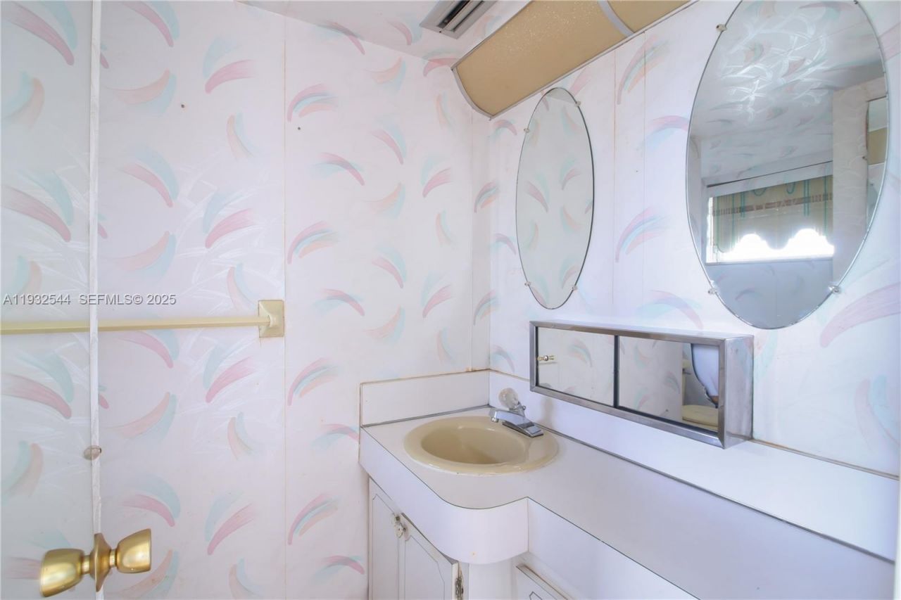 1690 NE 191st St, Unit 404-1, Miami, FL 33179 Photo