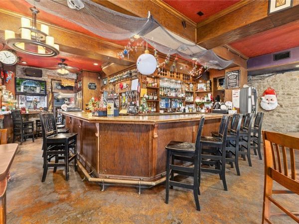 82 Armstrong Street, Eureka Springs, AR 72632