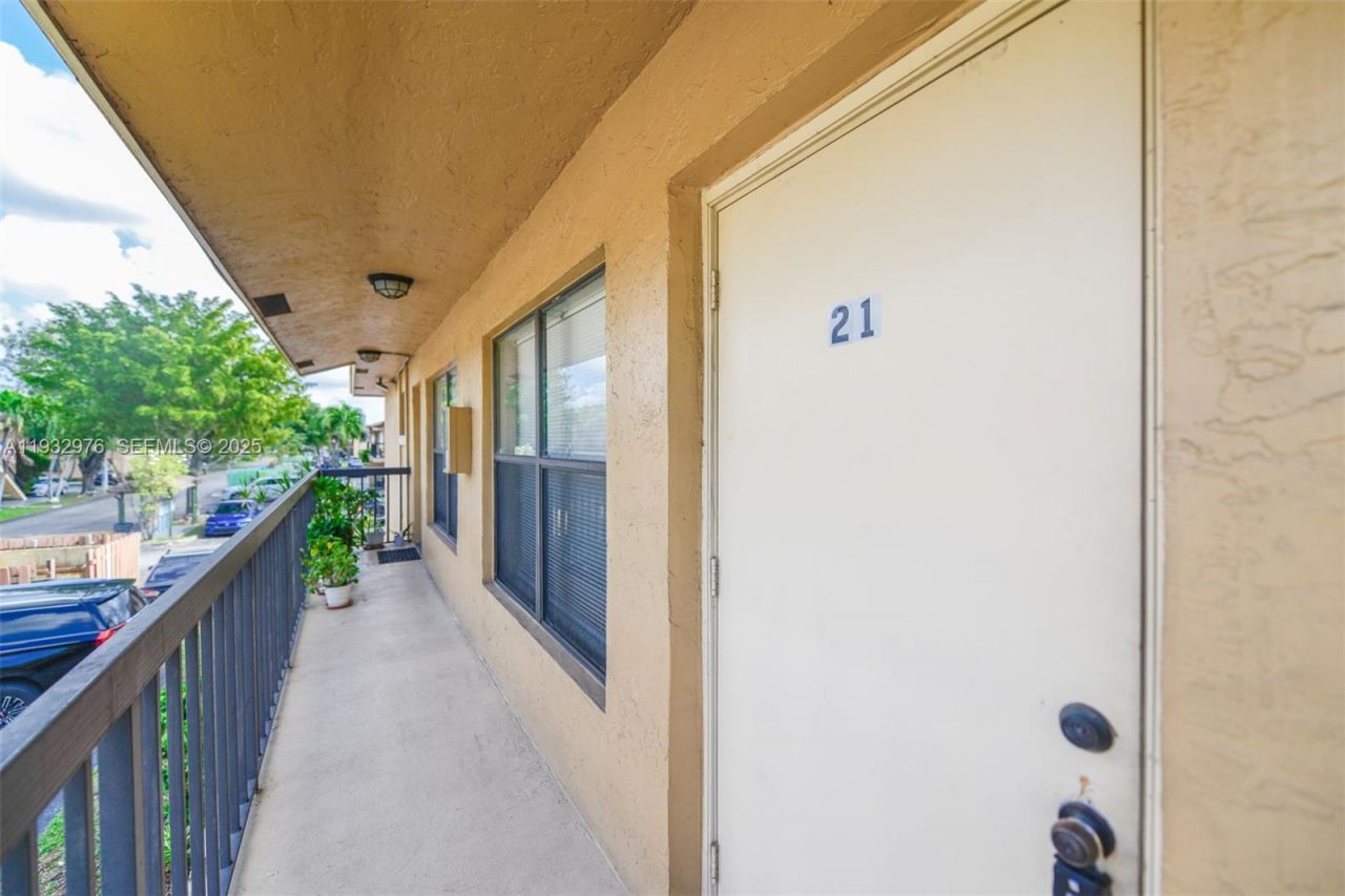 2570 W 67th Pl, Unit 21-2, Hialeah, FL 33016 Photo