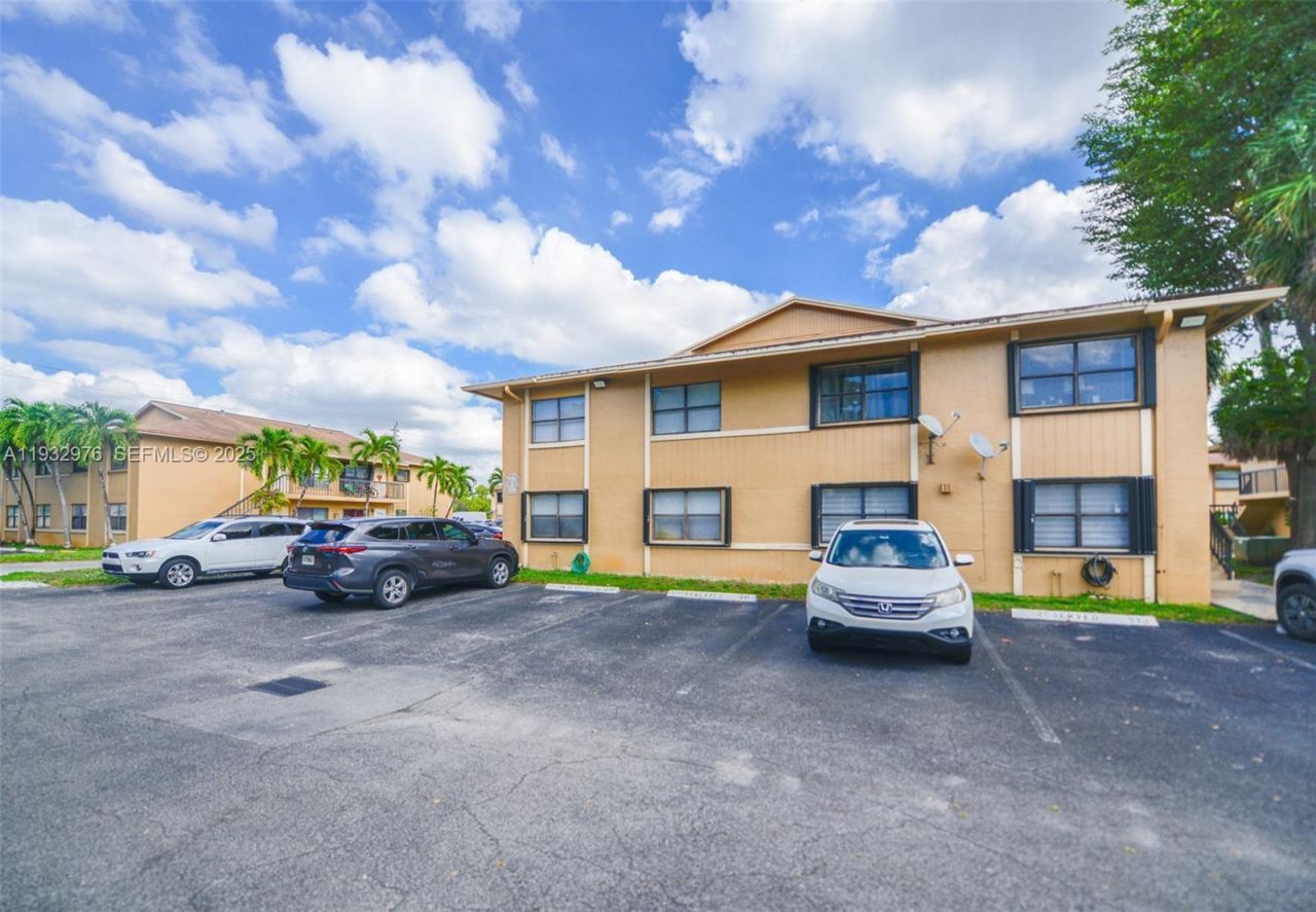 2570 W 67th Pl, Unit 21-2, Hialeah, FL 33016 Photo