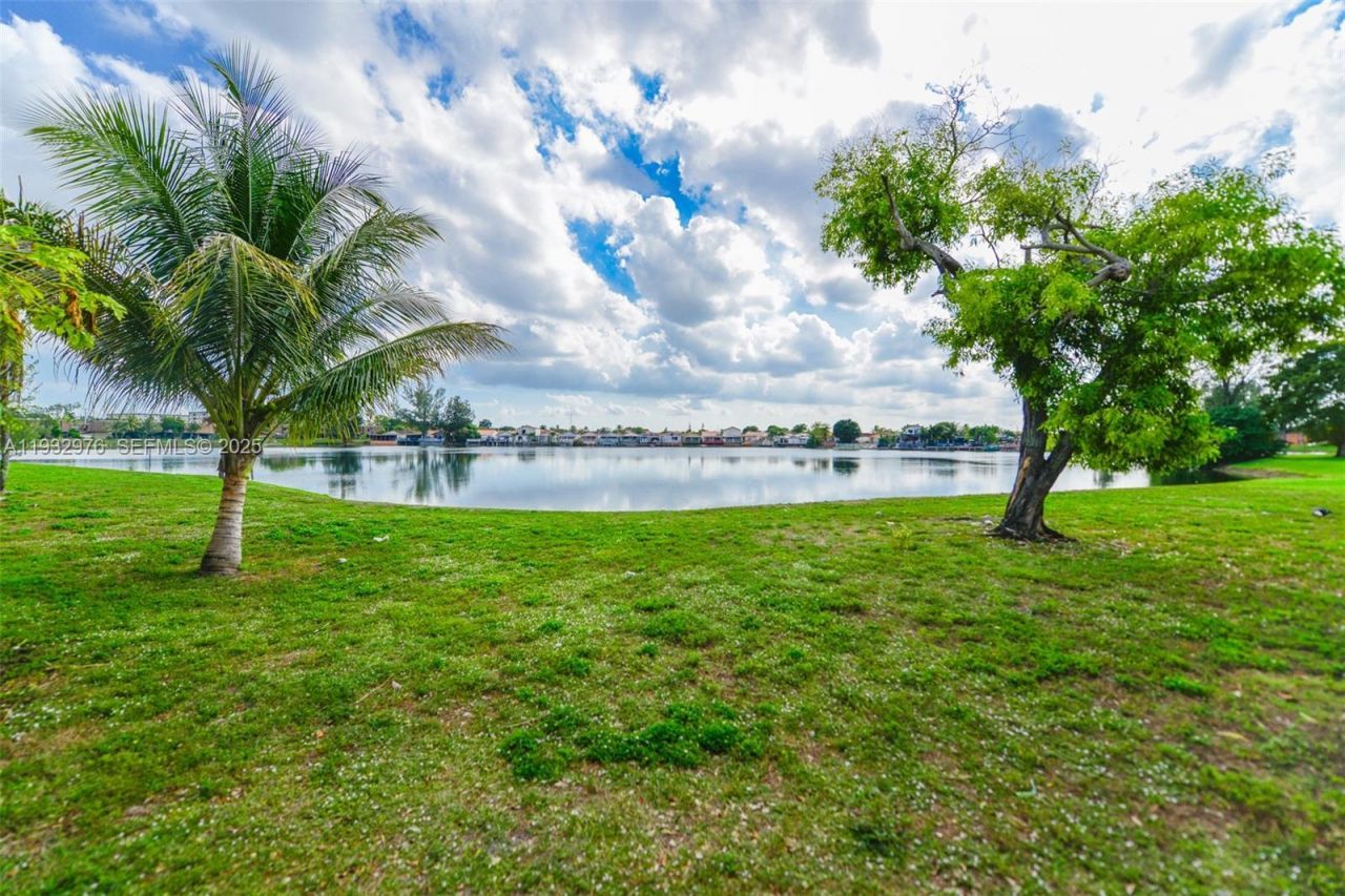 2570 W 67th Pl, Unit 21-2, Hialeah, FL 33016 Photo