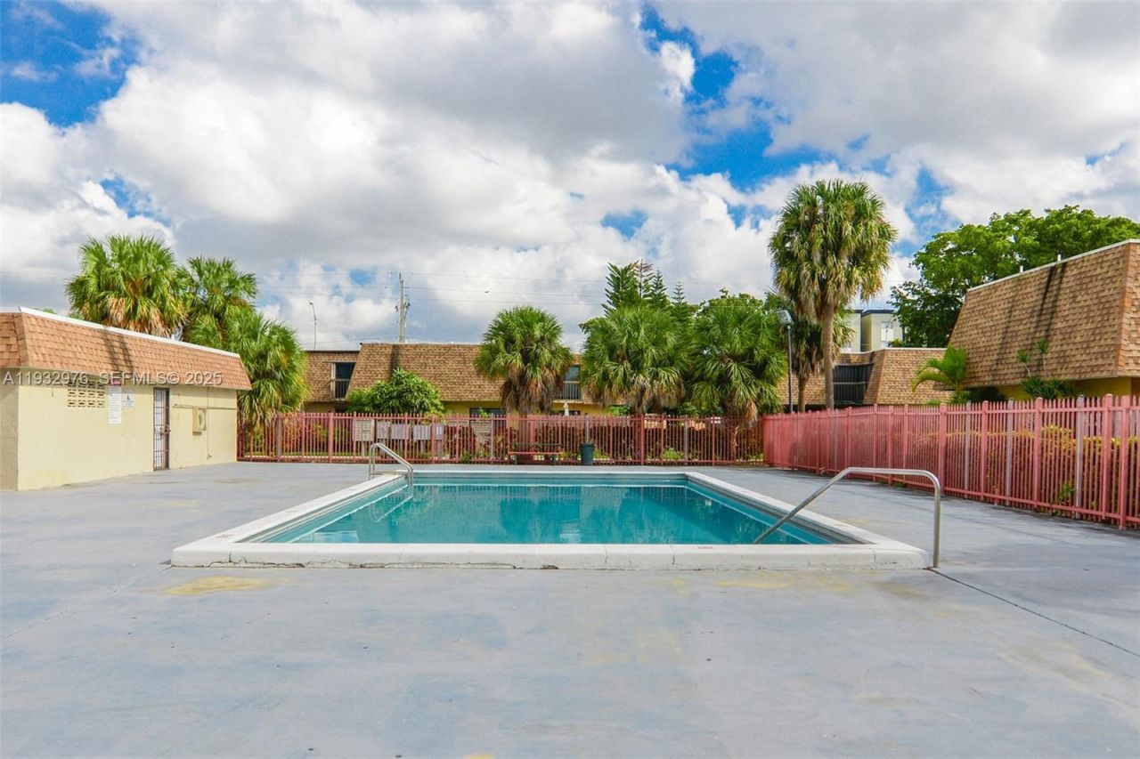 2570 W 67th Pl, Unit 21-2, Hialeah, FL 33016 Photo