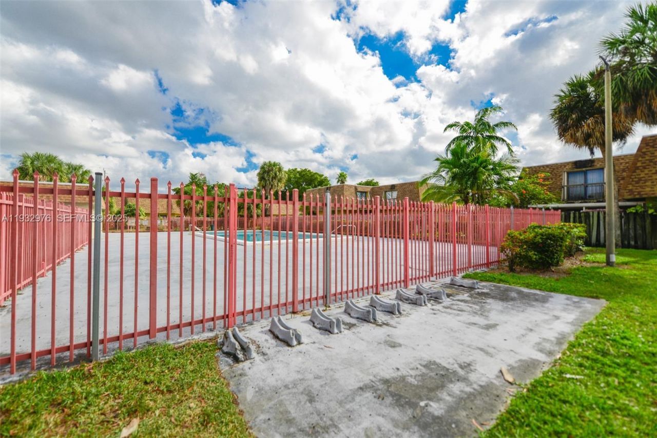 2570 W 67th Pl, Unit 21-2, Hialeah, FL 33016 Photo
