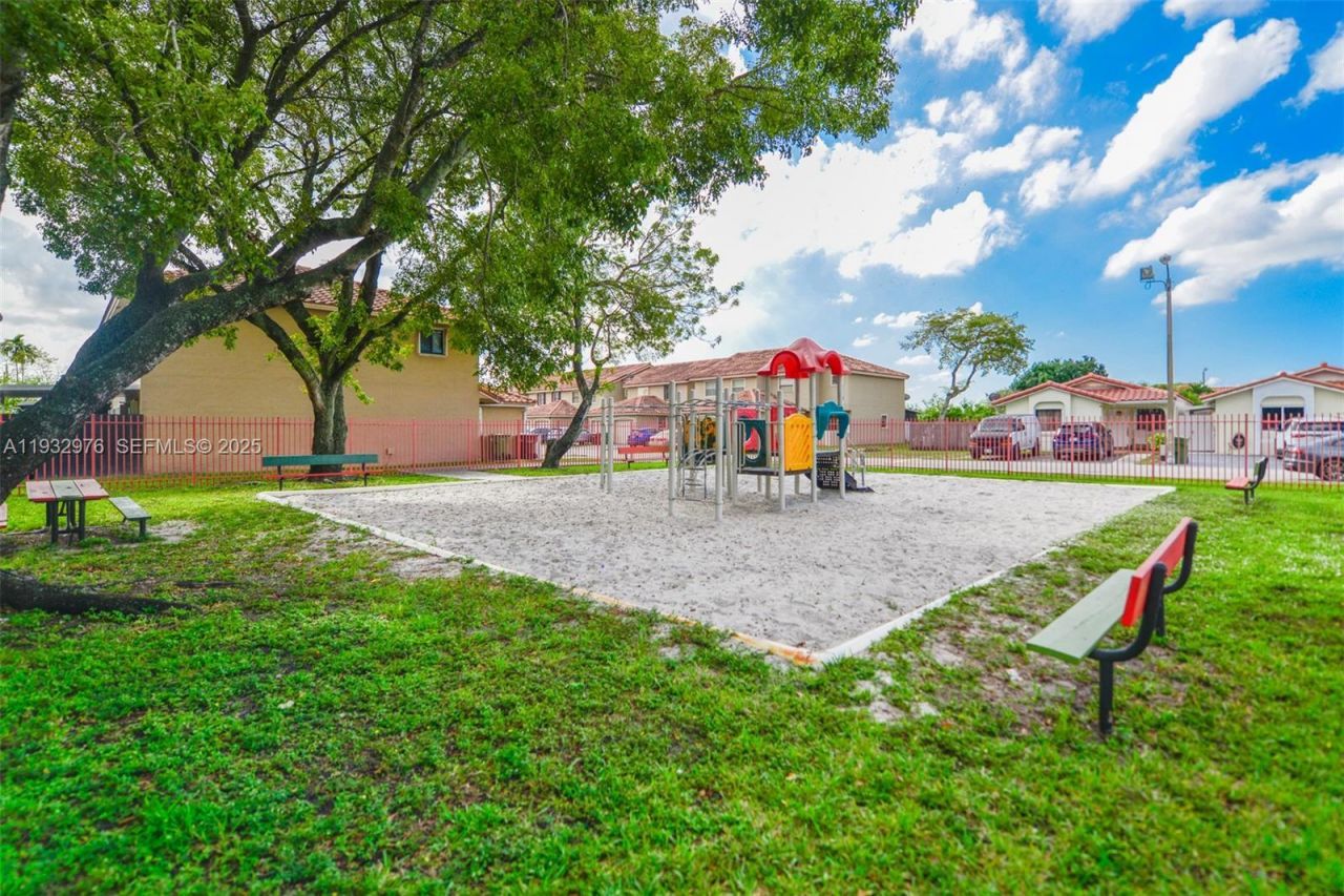 2570 W 67th Pl, Unit 21-2, Hialeah, FL 33016 Photo