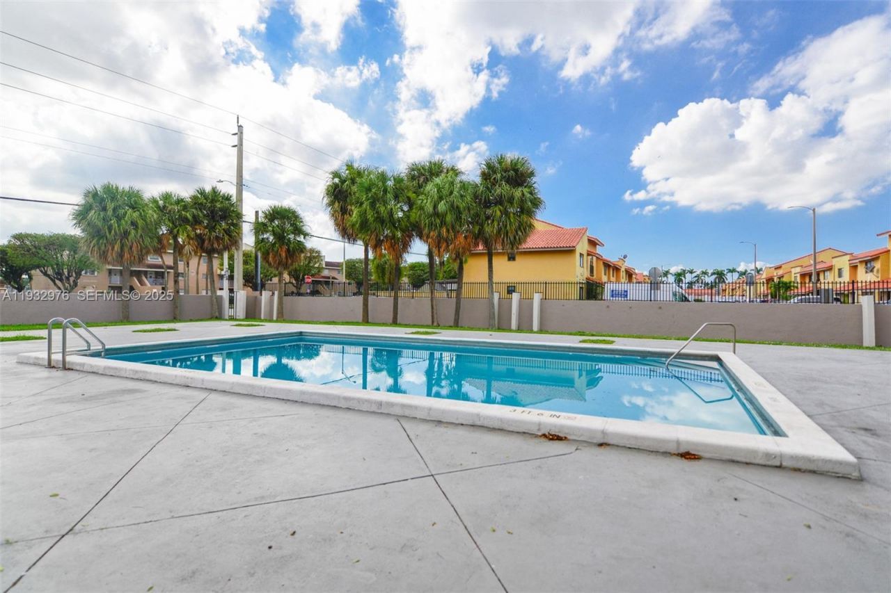 2570 W 67th Pl, Unit 21-2, Hialeah, FL 33016 Photo
