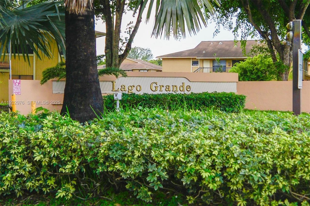 2570 W 67th Pl, Unit 21-2, Hialeah, FL 33016 Photo