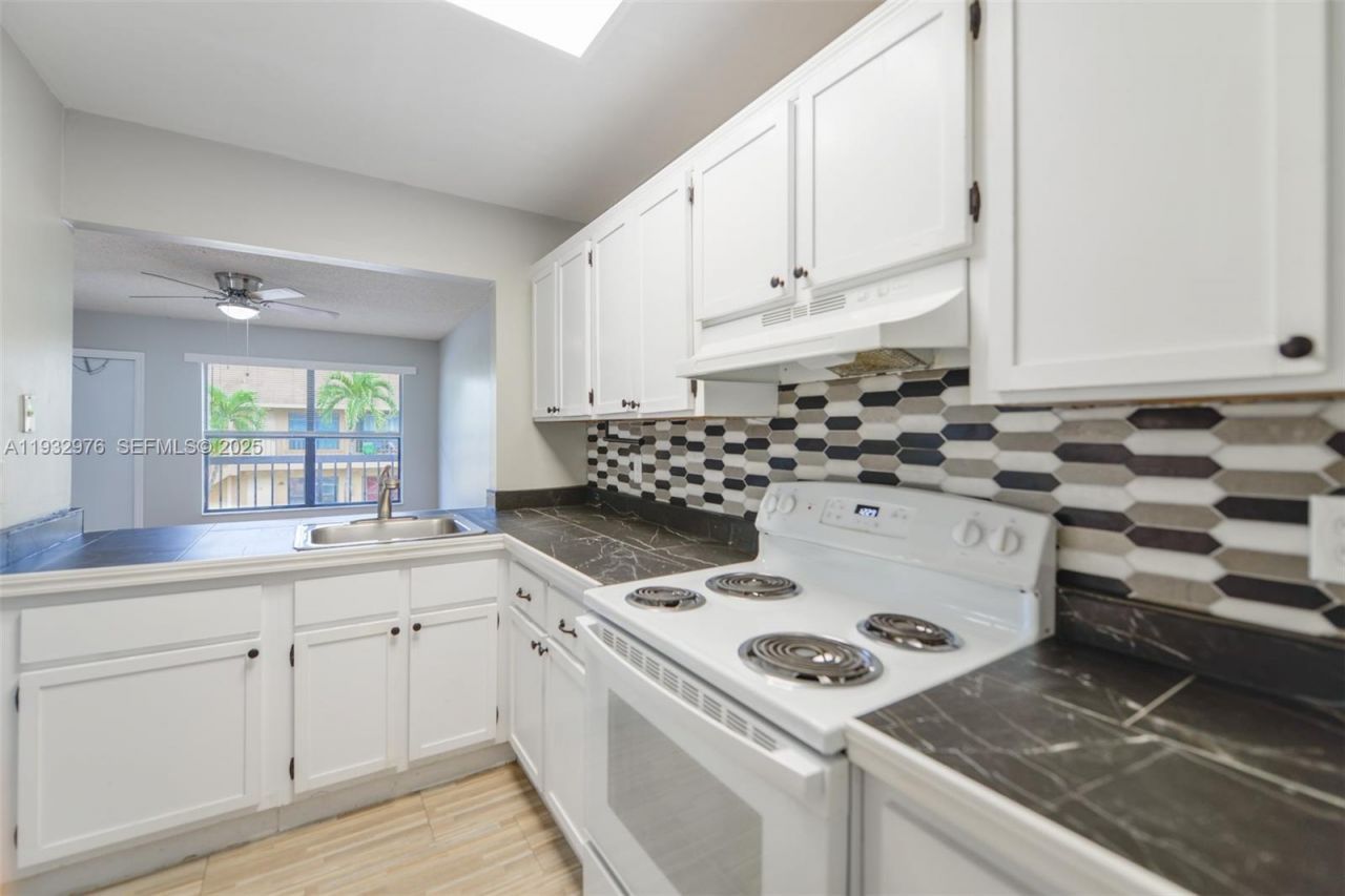 2570 W 67th Pl, Unit 21-2, Hialeah, FL 33016 Photo