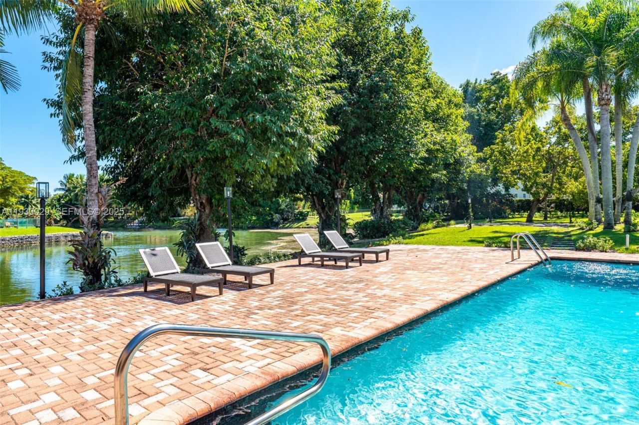 10945 SW 75th Ct, Pinecrest, FL 33156 Photo