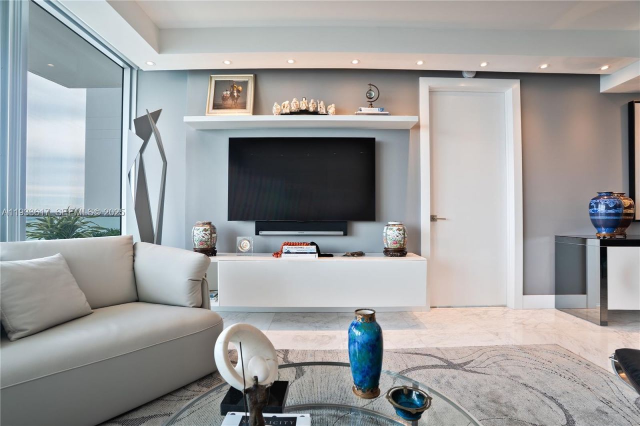 1331 Brickell Bay Dr, Unit 1609, Miami, FL 33131 Photo