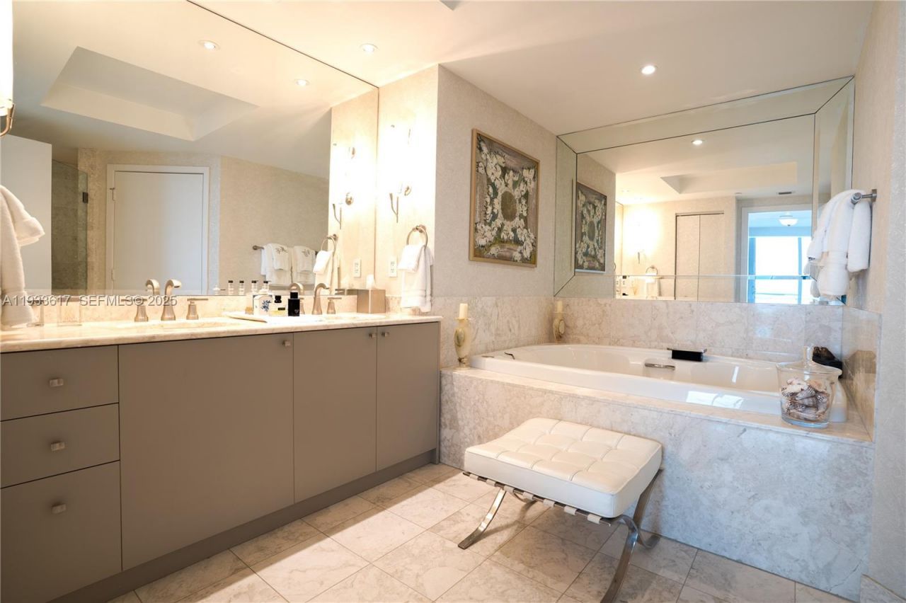 1331 Brickell Bay Dr, Unit 1609, Miami, FL 33131 Photo