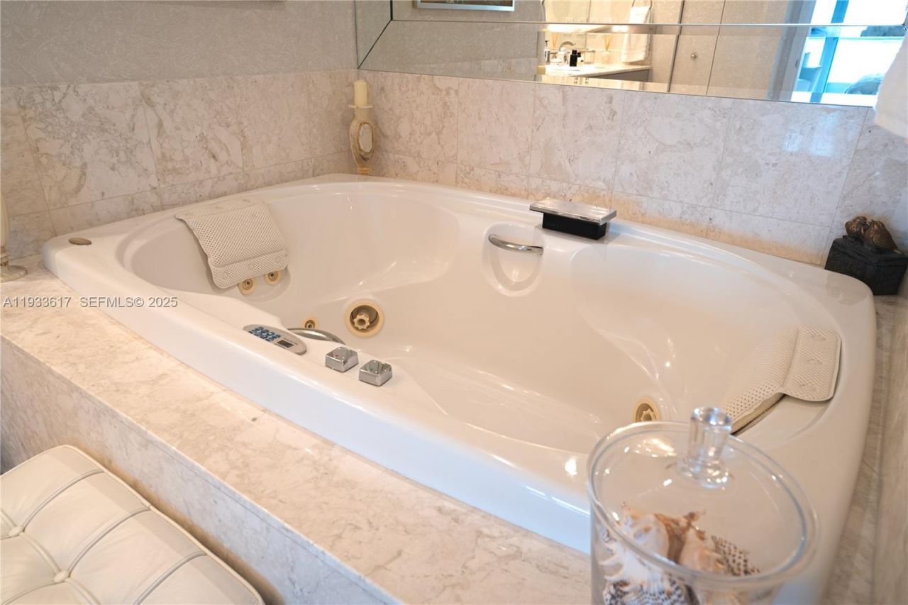 1331 Brickell Bay Dr, Unit 1609, Miami, FL 33131 Photo