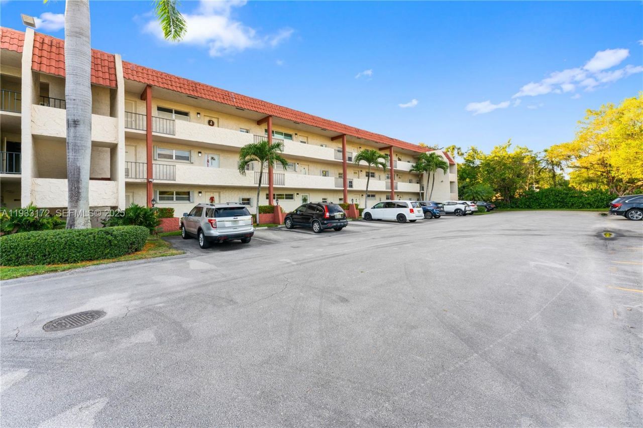 8901 S Hollybrook Blvd, Unit 303, Pembroke Pines, FL 33025 Photo
