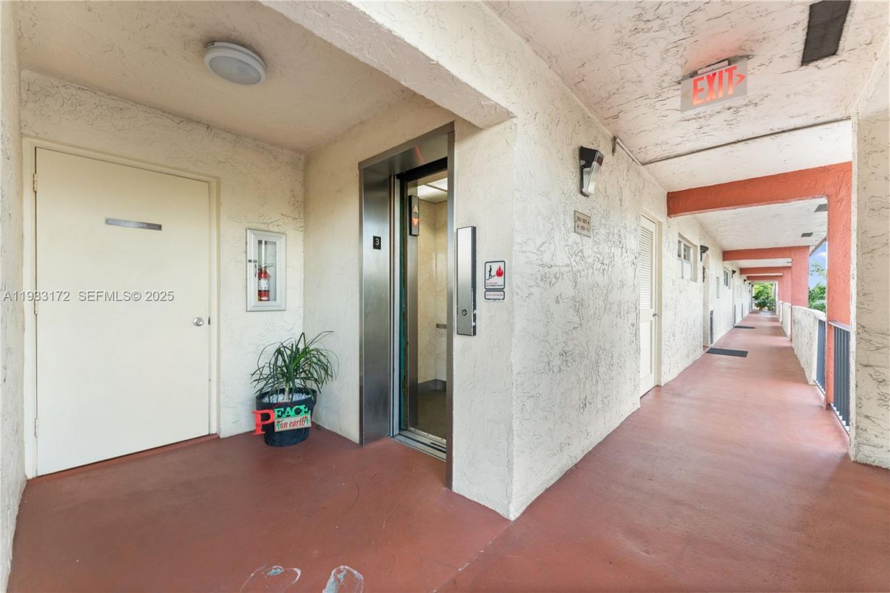 8901 S Hollybrook Blvd, Unit 303, Pembroke Pines, FL 33025 Photo