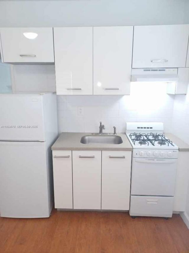 6950 Byron Ave, Unit 7, Miami Beach, FL 33141 Photo