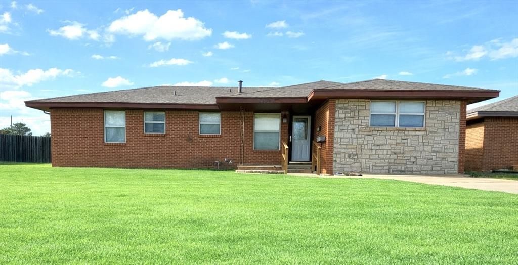 1304 N Market Street, Cordell, OK 73632 Main Photo