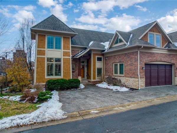 17 Kenilworth Mews, Cleveland, OH 44106