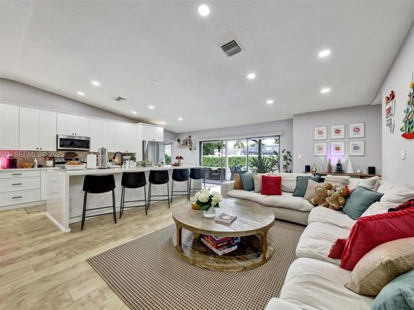 8519 Ramblewood Dr, Coral Springs, FL 33071