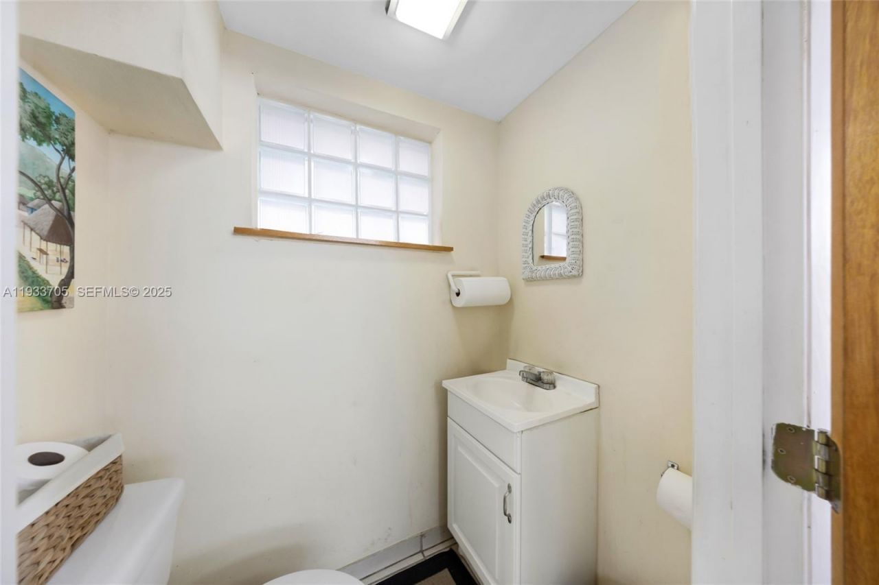 242 NW 12th Ave, Miami, FL 33128 Photo
