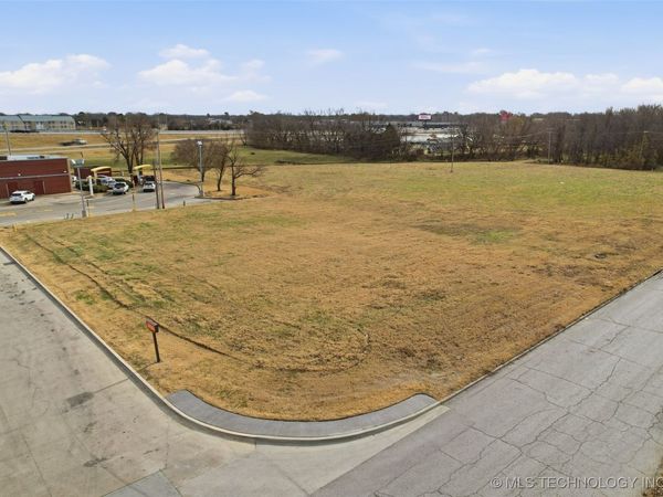 213 S Dogwood Street , Owasso, OK 74055