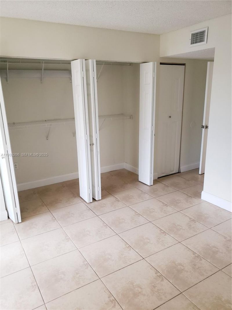 8660 NW 5th Ter, Unit 15-209, Miami, FL 33126 Photo