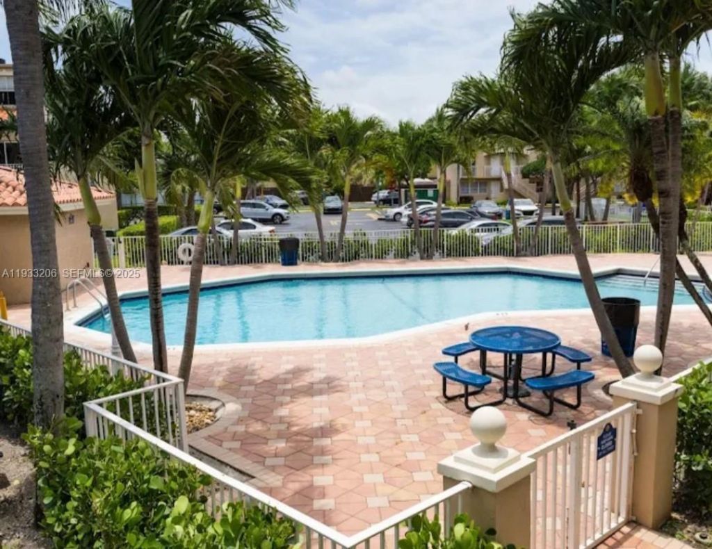 8660 NW 5th Ter, Unit 15-209, Miami, FL 33126 Photo