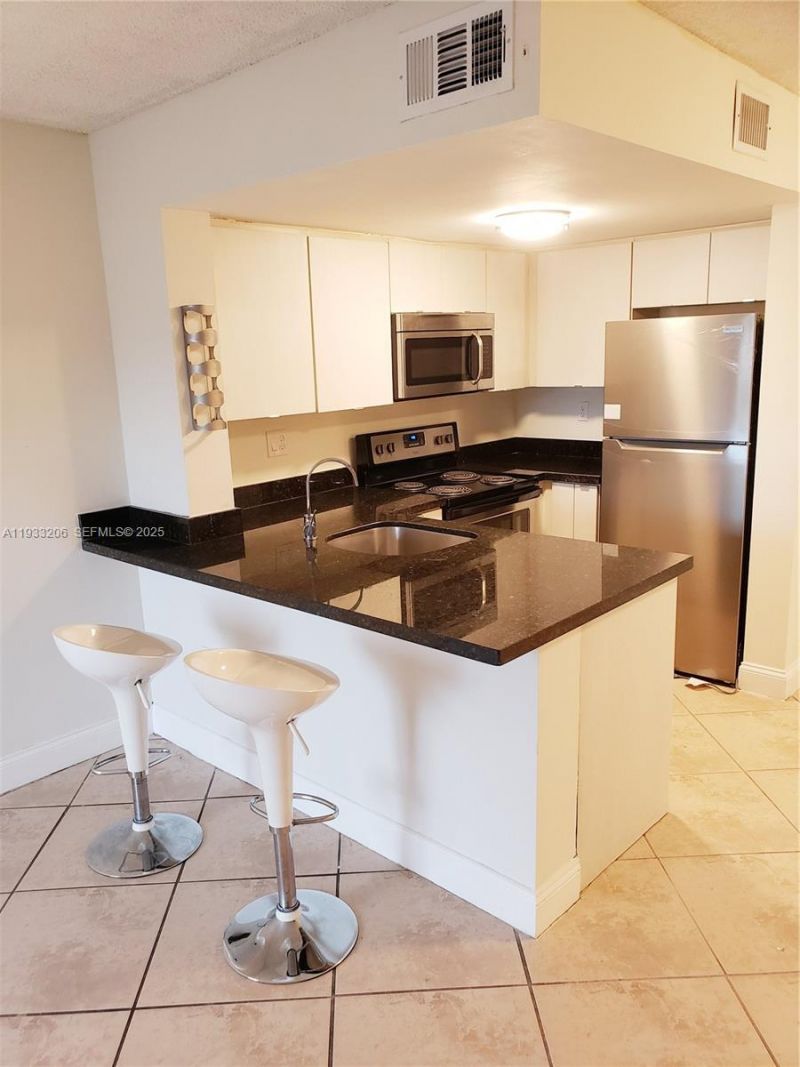 8660 NW 5th Ter, Unit 15-209, Miami, FL 33126 Photo