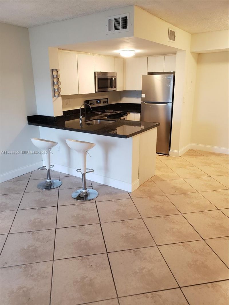 8660 NW 5th Ter, Unit 15-209, Miami, FL 33126 Photo